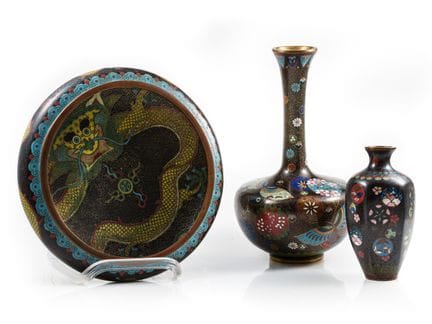 Tre raffinate opere in cloisonné, Giappone e Cina
