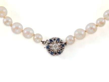 Akoya-Zuchtperlen-Collier mit 585 Weißgold Saphir 