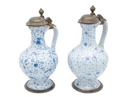 Dos jarras de cuello estrecho, con decoración «Vög