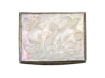 Boîte ancienne en argent avec gravures en nacre, p