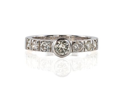 Bague originale en or blanc sertie de 7 brillants
