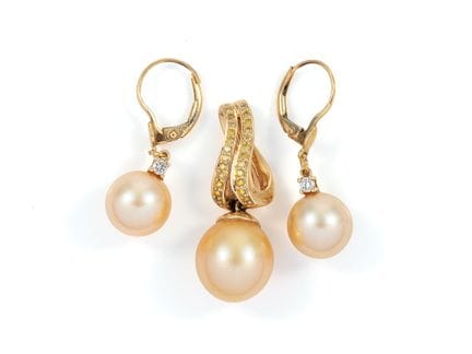 Ciondolo e orecchini in oro giallo con perle colti
