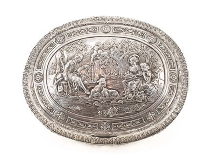Boîte ovale en argent avec une scène de bergers, p