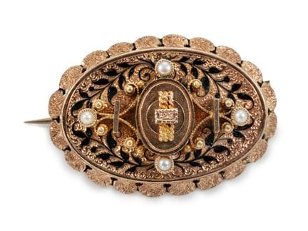Broche antique en or avec quatre perles de semis

