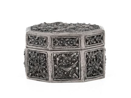 Boîte en argent de Chine, début du XXe siècle. 

B
