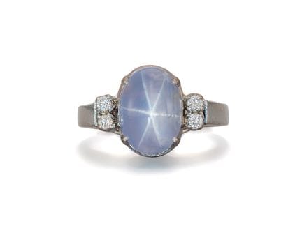 Anello con zaffiro a stella incastonato a brillant
