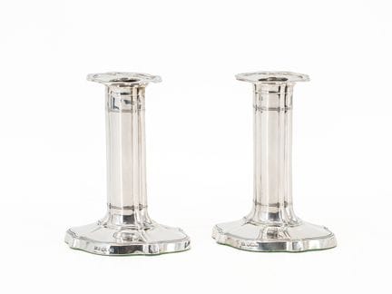 Dos candelabros clásicos, Thomas A. Scott, en plat