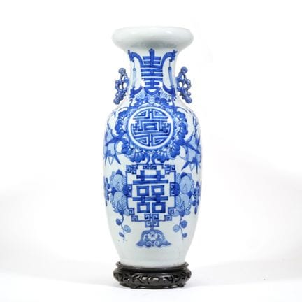 中国青花“寿”字与“双喜”纹花瓶大型柱式瓷瓶，施釉下青花彩，瓶身饰有