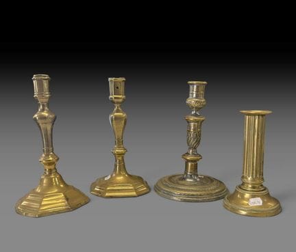 Set aus 4 Kerzenleuchtern, darunter einer mit geri