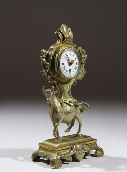 Orologio a forma di toro in bronzo dorato e cesell