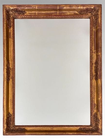 Specchio in legno intagliato e dorato, decorato co