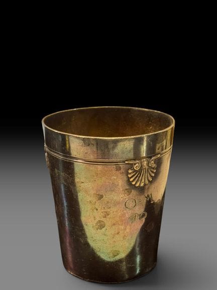 Silberne Timbale (Punzierung: Minerva) mit Muschel