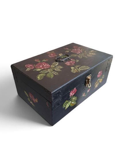 Kleine, bemalte Holzkiste mit Rosenmotiv auf schwa
