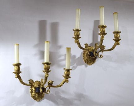 Ein Paar Wandleuchten mit drei Lichtarmen aus verg