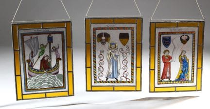 Set aus drei hängenden Glasmalereien mit gemalten 