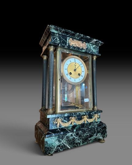 Reloj de pórtico de mármol verde marino, latón y b