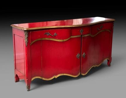 Aparador de madera lacada en rojo con detalles dor