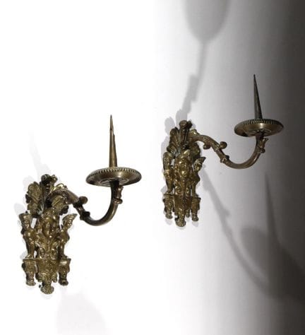 Coppia di applique a forma di candelabro in bronzo