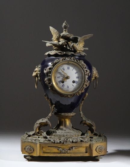 Orologio a pendolo in bronzo e metallo con corpo a