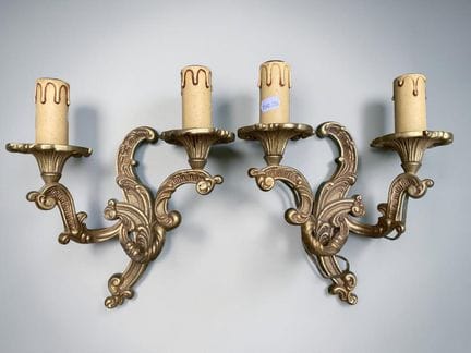 Ein Paar Wandleuchten aus Bronze in geschwungener 