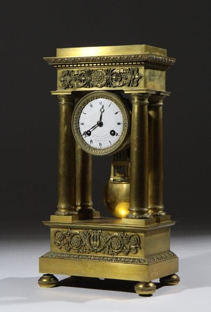 Orologio a portale in bronzo cesellato e dorato, a