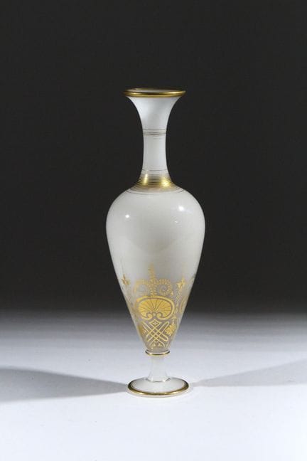Vaso su piedistallo con corpo a balaustra e collo 