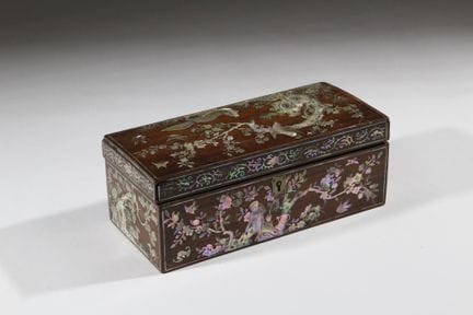 CINA - XX secolo 
Portaguanti in legno con decoraz