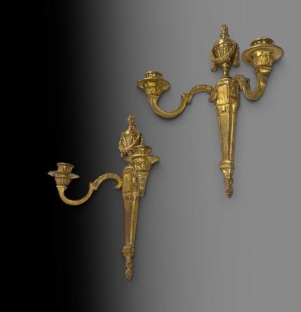 Coppia di applique a due bracci in bronzo cesellat