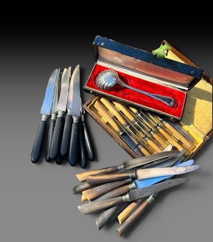 Ein Set aus einunddreißig Tischmessern in drei Aus