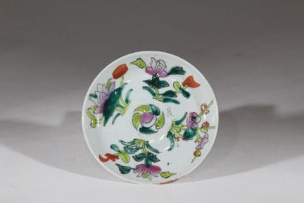 CHINA - Siglo XX,
Plato de porcelana esmaltada en 