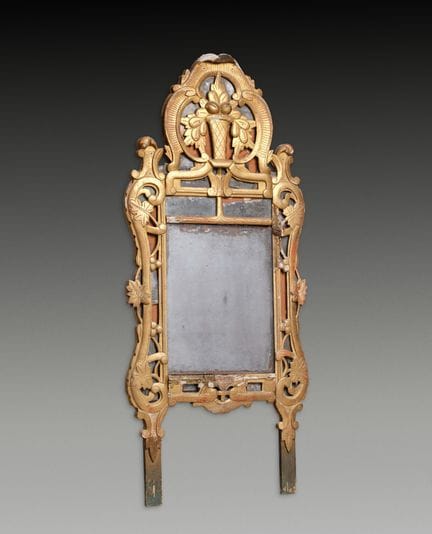 Specchio con cornici in legno intagliato e dorato,