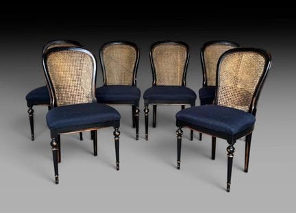 Conjunto de seis sillas de madera pintadas de negr