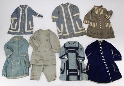 约1920年至1940年间的8件儿童服装
包括连衣裙、衬衫、套装及礼服，饰有珍珠母、玻璃或贝克莱特材
