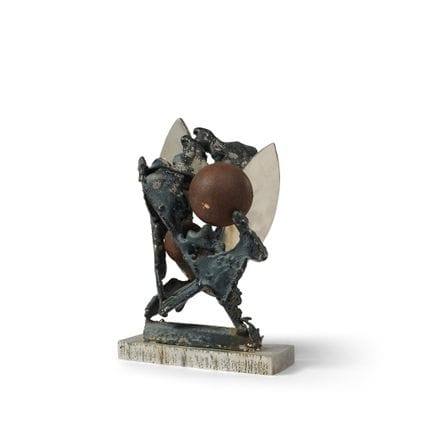 罗塞特-比尔（1926-1993）
恒星构成
不锈钢和熔融金属上镶嵌两个球体。
露台上有 "R.BI