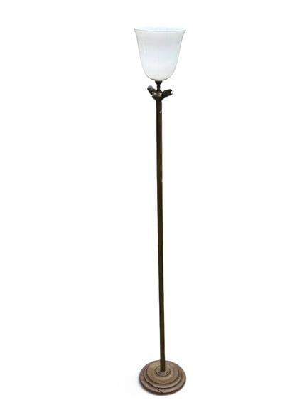TRAVAIL FRANCAIS
Lampadaire en métal patiné à réfl