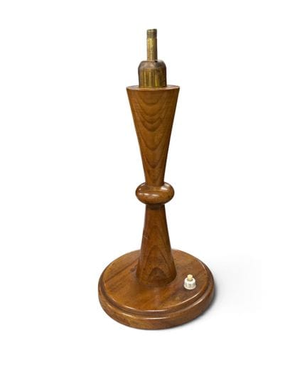 OBRA MODERNISTA
Lámpara de madera teñida con forma