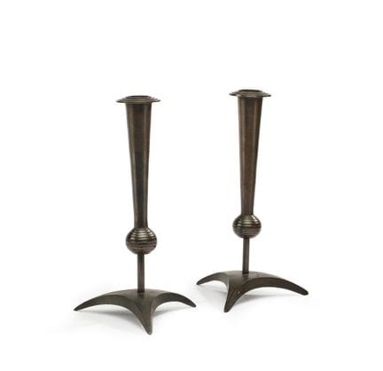 OBRA MODERNISTA
Par de candelabros trípodes de bro