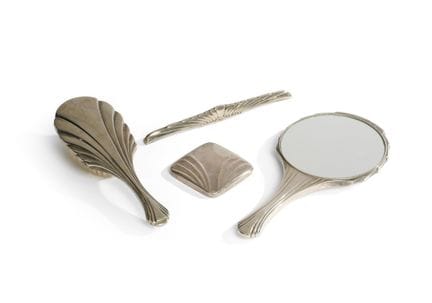 OBRA DE ARTE DECÓ 
Set de aseo de metal plateado c