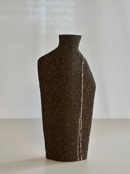 Sofia Aguas
W-Line 2
Vase
Chamotte stoneware and p