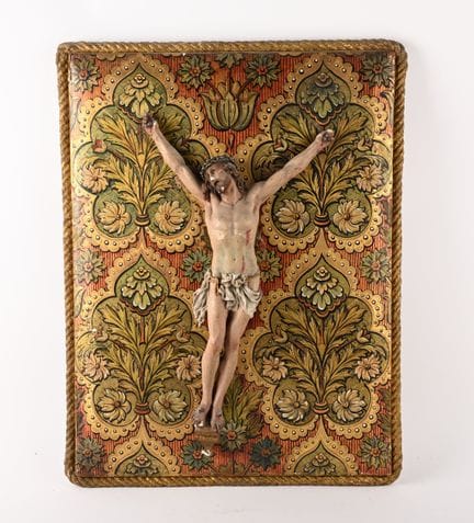 Polychromer Holz-Christus am Kreuz auf einer Tafel
