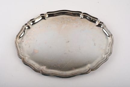 Plat en argent polylobé 
Poinçon cygne
Poids : 885