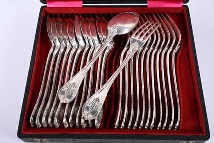 Emile PUIFORCAT
12 grands couverts en argent, chif