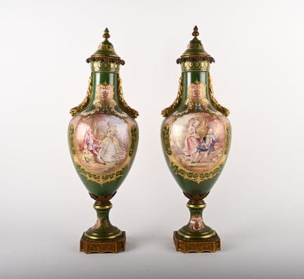 Nello stile di SEVRES. 
Coppia di grandi vasi cope
