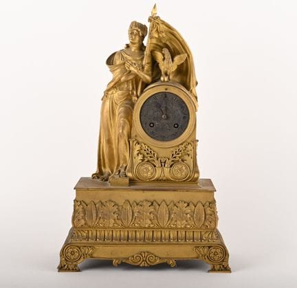 Piccolo orologio da tavolo in bronzo cesellato e d