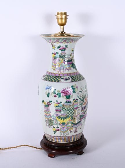 CANTON, XIX secolo. Vaso a balaustra in porcellana