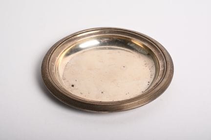 Emile PUIFORCAT. Sottocaraffa in argento con decor
