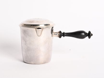 Petite laitière en argent uni, chiffré AM. Manche 