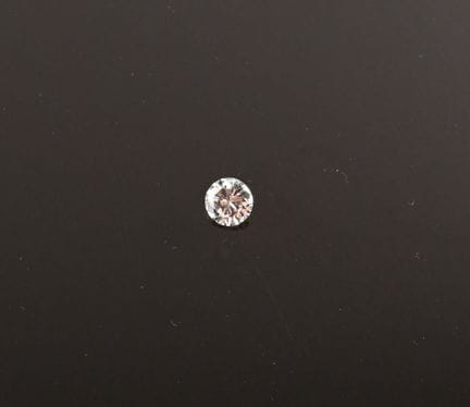 Diamante su carta, di forma rotonda e taglio brill