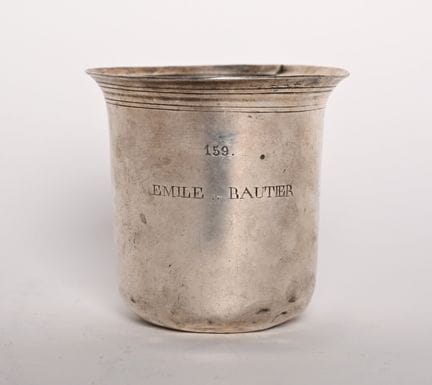Timbale cul rond en argent, marquée 159 Emile Baut
