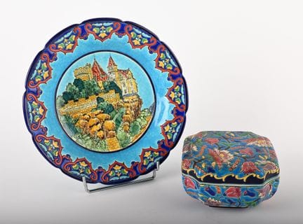 LONGWY. 
Piatto e scatola in maiolica con decorazi